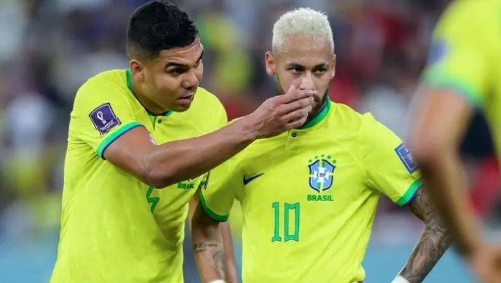 Controversia en las redes por el video de Casemiro aplicándole una sustancia en la nariz a Neymar en plena goleada de Brasil